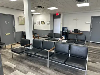 Local moderne de 400 pieds carrés incluant toilettes privées, situé au 3e étage idéal pour service d...