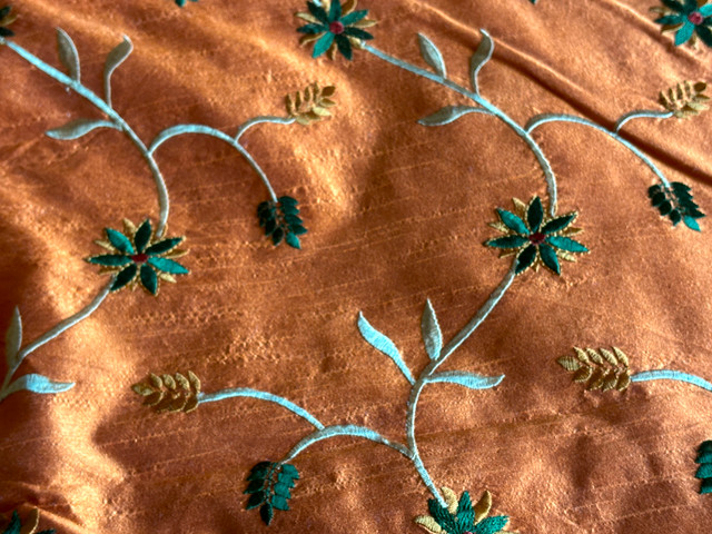 Silk Embroidered  Double/Queen set in Bedding in Markham / York Region - Image 3