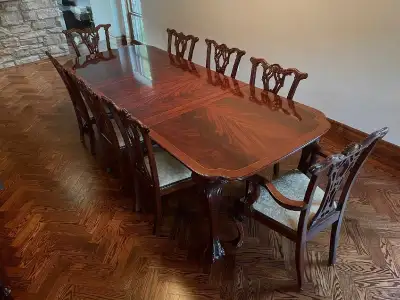 Beautiful antique Chippendale Dining table with 8 chairs. Table shown fully extended with 2 inserts.