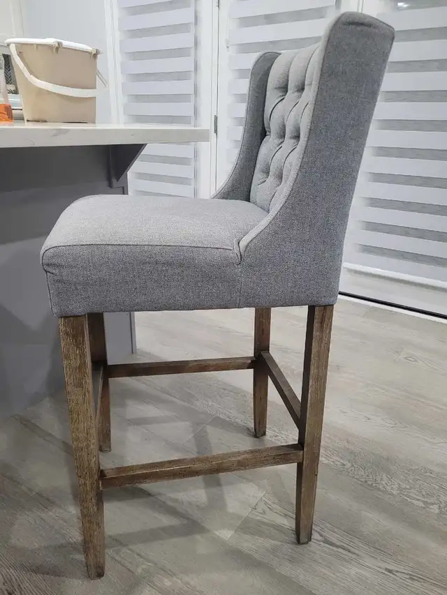 High top bar stool set in Chairs & Recliners in Oakville / Halton Region - Image 5