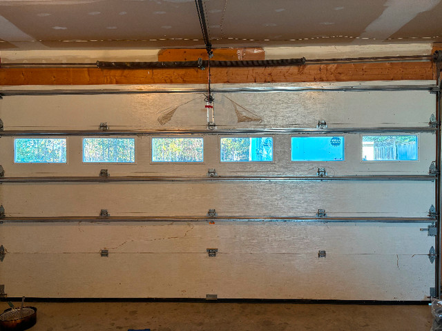 Insulated Garage Door with Opener and Hardware in Garage Doors & Openers in Pembroke - Image 3