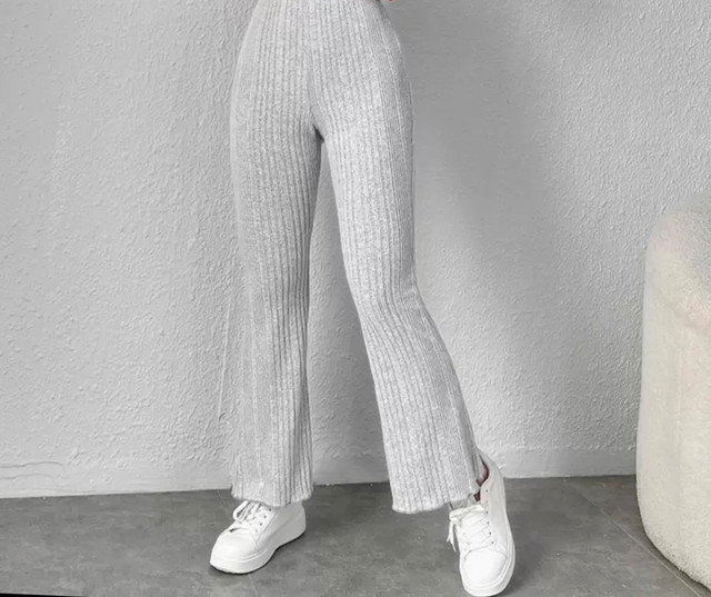 XS Textured Fleece Leggings Wide Leg in Women's - Bottoms in Edmonton - Image 2