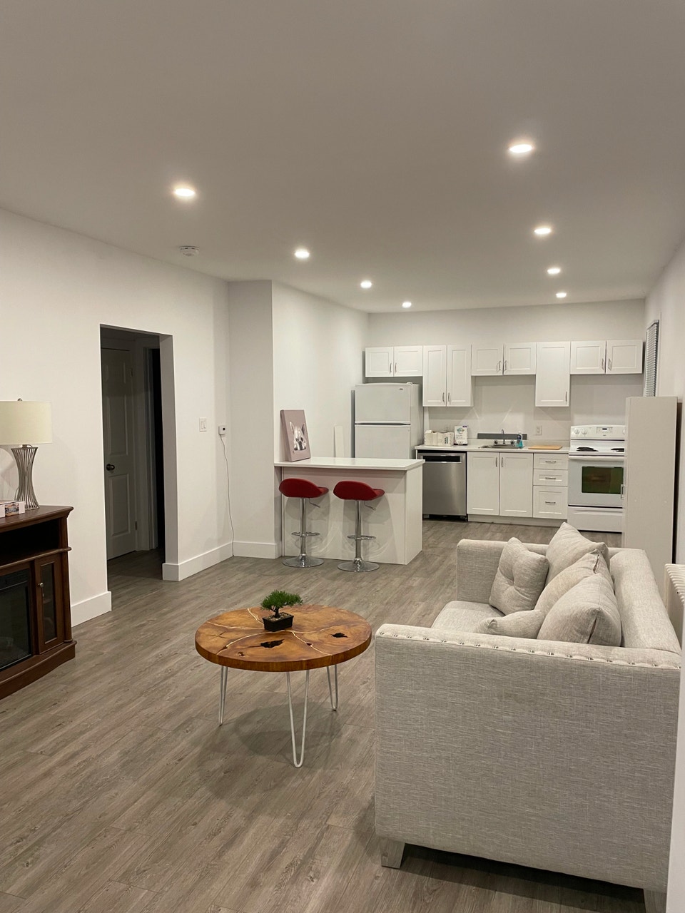 2 Bedroom on High Street - Heat & Water Included 4