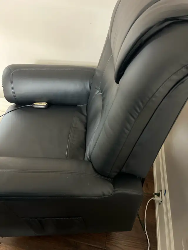 Lifting recliner  in Chairs & Recliners in Markham / York Region - Image 3