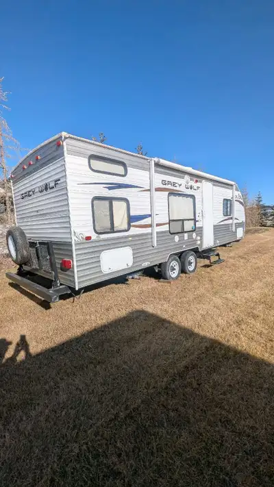 2012 Forest River Grey Wolf 26BH Rear bunks and Queen master front bed Approx 4600 lbs dry weight, 7...