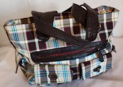$45 OBO FCFS Cash Pickup Lloydminster, SK. Retro shoulder bag ready for your daily commute or errand...