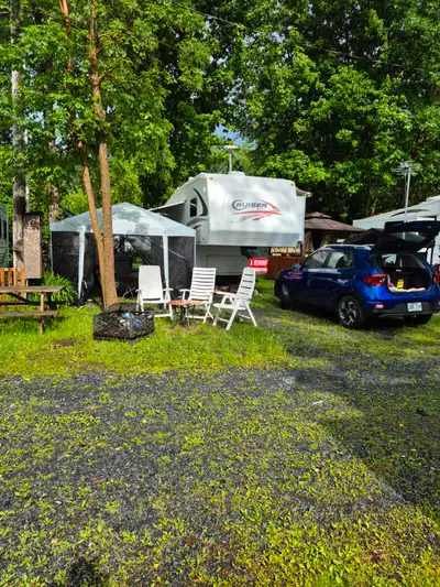 Fifthwell 2005 deja sur terrain de camping Domaine du lac a Venise en Quebec face a la piscine petit...