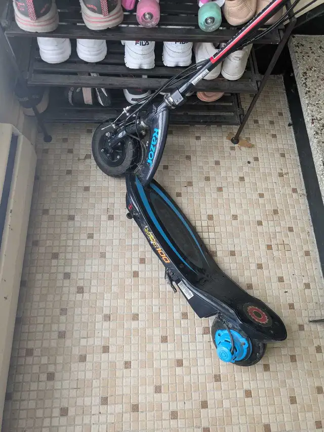 Razor electric scooter in Skateboard in Longueuil / South Shore - Image 2