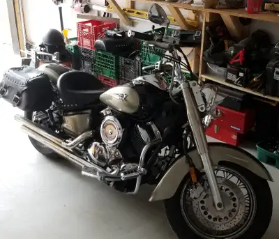 2003 Yamaha V Star Silverado 95000km Black and tan Runs great, comfortable on long rides, has mustan...