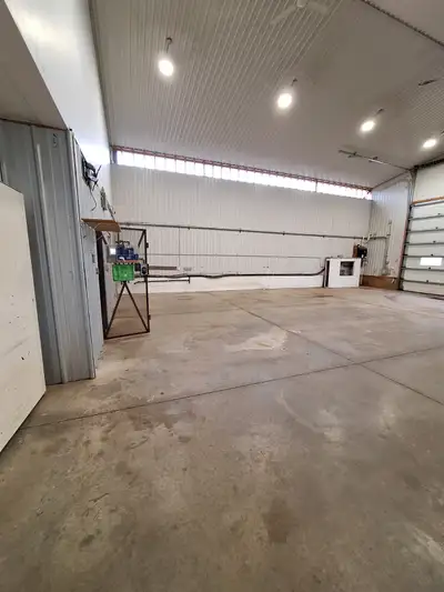 Warehouse in Thorndale for rent. Totalling 3,500 sq ft. Includes upstairs mezzanine with office. Two...