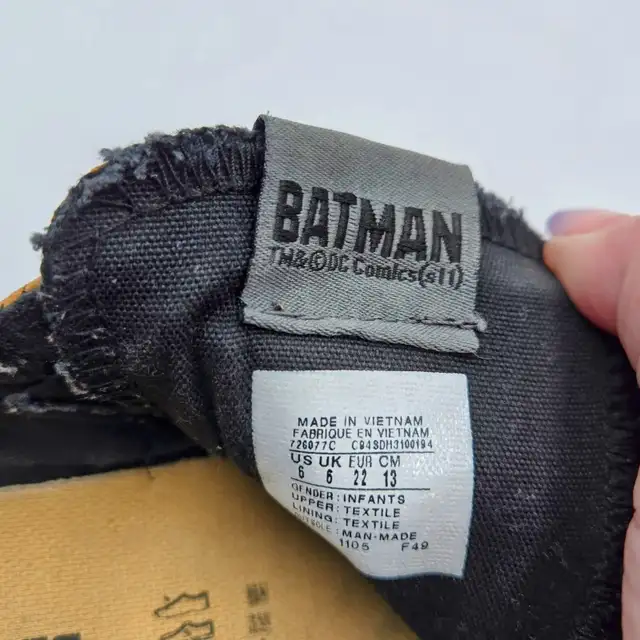Batman Converse Trainers Size 6 Infants Kids Rare Read in Kids & Youth in Strathcona County - Image 8