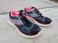 Sketchers Youth Girl's Size 6 Running Shoes in excellent shape