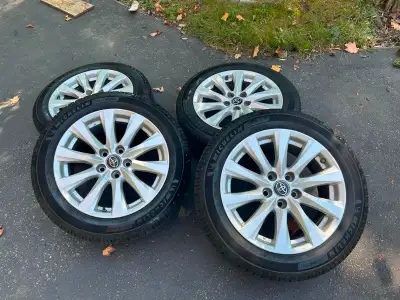 Toyota Camry 215/55R17 Michelin Primacy all season tires with Toyota factory alloy rims 5x114.3 bolt...