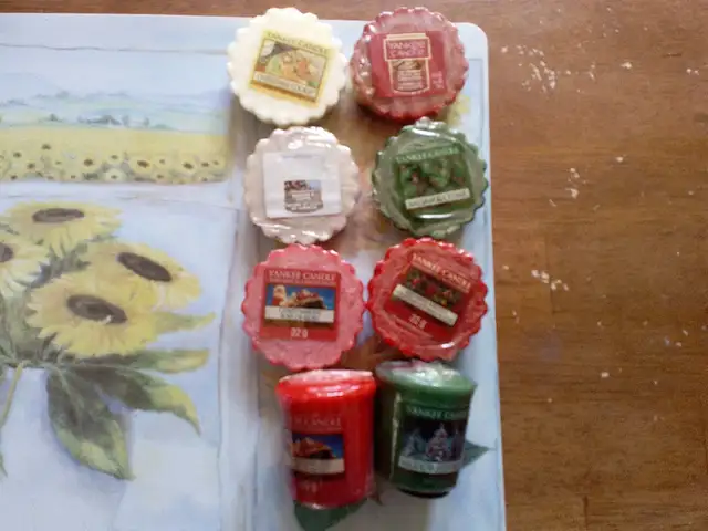 Yankee Candle Christmas wax lot in Home Décor & Accents in Barrie - Image 2
