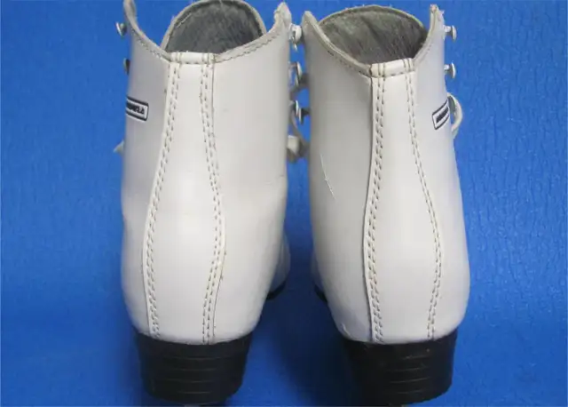 WINNWELL FIGURE SKATES Size-5 (Inner Length 21cm/8.2'') Dwight in Skates & Blades in Muskoka - Image 9