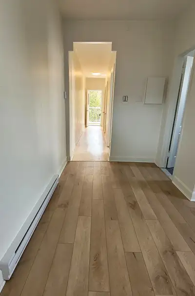 *LIBRE IMMÉDIATEMENT* - Superbe appartement entièrement rénové au 2ème étage - Style moderne et épur...