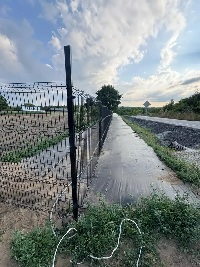 3D Curve Mesh Fence Panels 6 FT T x 10 FT W in Other in City of Toronto - Image 2