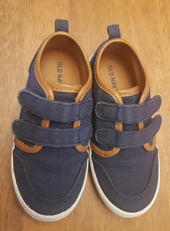 Boys Old Navy Shoes Size 8 in Kids & Youth in Hamilton - Image 2