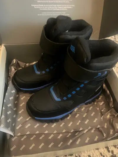 Cougar boy’s winter boots size 4  Excellent condition, like new, View more