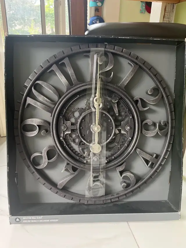 Skeleton wall clock in Home Décor & Accents in Markham / York Region - Image 2