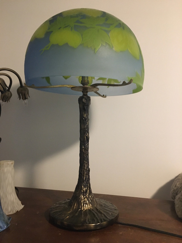 Table lamp with acid etched shade in Home Décor & Accents in New Glasgow - Image 2