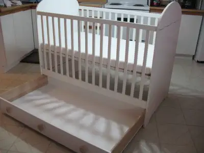 Baby Crib, LIKE NEW (with Free Mattress), View more