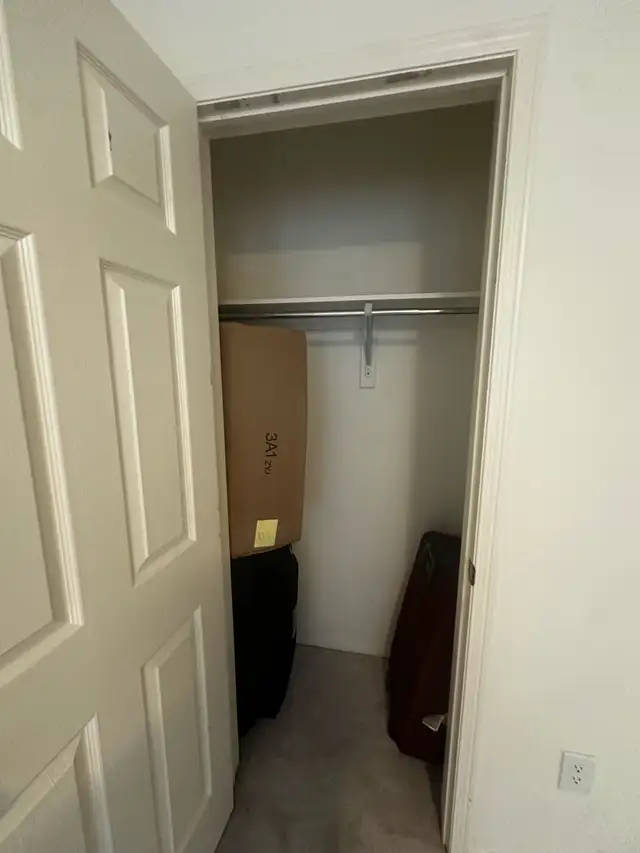 One private room for rent in house in Room Rentals & Roommates in Mississauga / Peel Region - Image 4