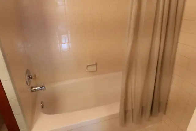 Large , fully furnished 2 bedroom apartment (Top Floor) in Short Term Rentals in Windsor Region - Image 5