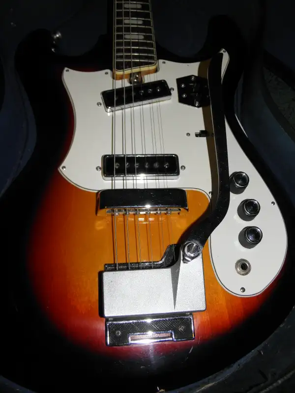 Silvertone 1960's Mosrite Electric Guitar in Guitars in Sault Ste. Marie - Image 4