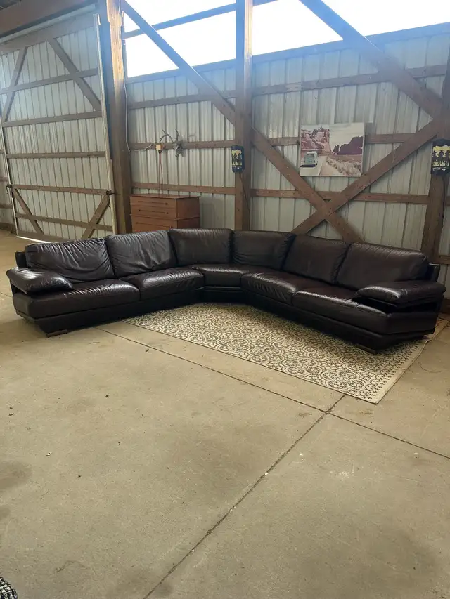 Natuzzi Custom Leather sectional made in Italy in Couches & Futons in London - Image 2