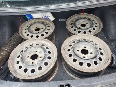 4 rims usagés, 4 trous, 15 pouces. Ils étaient sur mon Kia Magentis 2004. Bolt pattern 4 x 114.3 100...