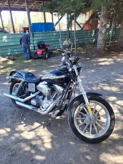 This is a fantastic 2003 Dyna Super Glide 100th Anniversary edition Harley Davidson with 21,343 km....