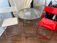 Une belle petite table terrace en métal avec deux chaises