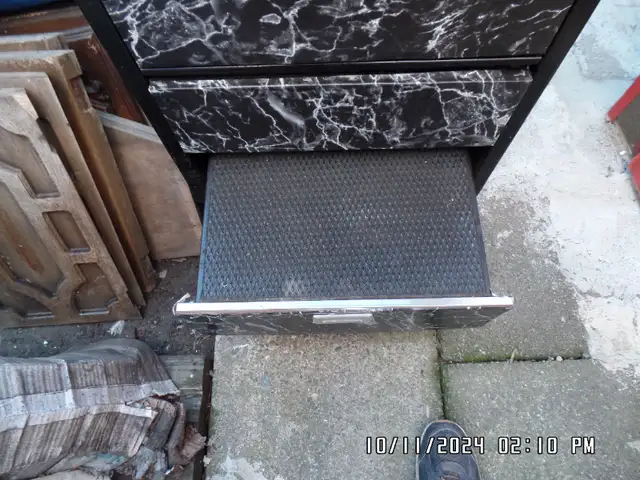 MASSAGE OR EXAM OR TATTOO BED TABLE in Health & Special Needs in Chilliwack - Image 5