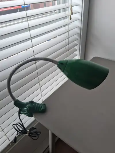 Belle lampe de bureau à pince en forme de crocodile, vert forêt vends avec ampoule argent comptant s...