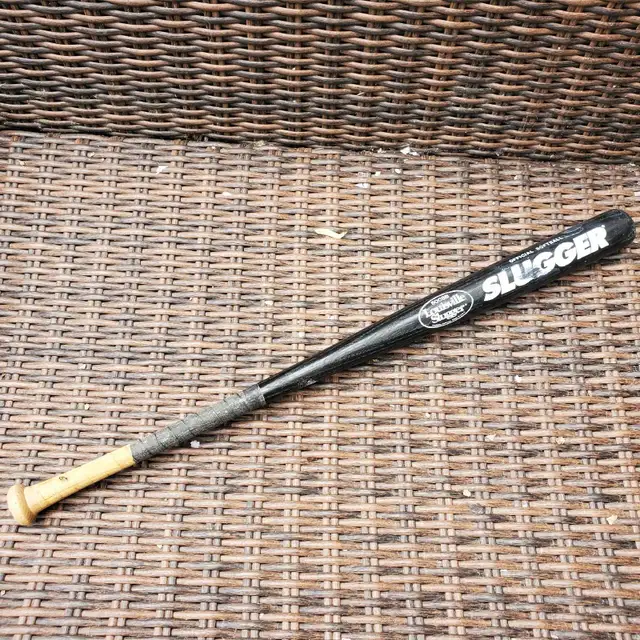 33" Louisville Slugger Official Softball Bat in Baseball & Softball in Barrie - Image 5