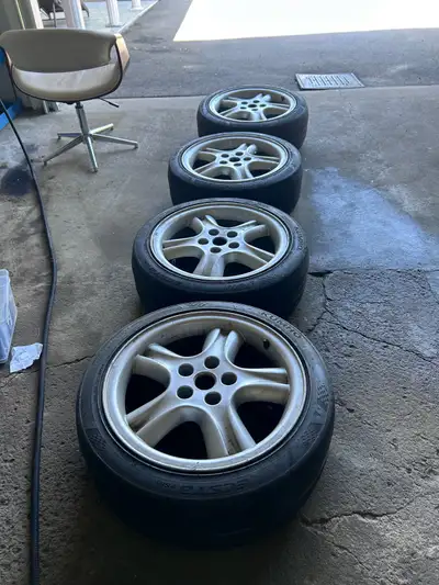 À vendre : Set de 4 jantes Jaguar Penta d’origine en aluminium. Les jantes sont en bon état correct...