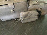 Lot de 2 valises et un sac de voyage en cuir gris, très propres
