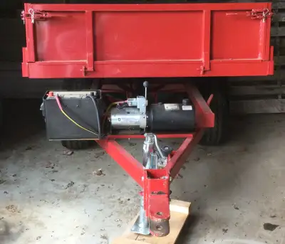 Remoque agricole à benne basculante 4 pi X 6 pi de marque Normand avec panneaux amovibles et double...