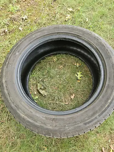 Offering a single tire, size 225/55R18.Goodyear Eagle Sport.Is in used condition, as you can see in...