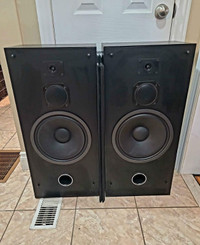Canadian made high quality 3 way tower speakers. 12" 150 watts