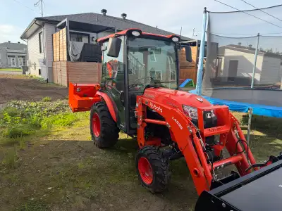 Tracteur kubota Lx2610 avec seulement 46h en très bon état plusieurs accessoir (pelle à neige, souff...