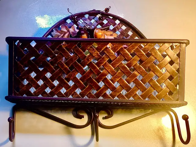 Unique wall metal shelf organizer, deep pocket and 3 hooks in Home Décor & Accents in Markham / York Region - Image 3