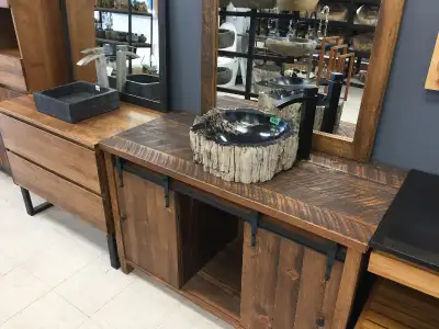 Vanités et meubles en bois massif sur mesure, vasques et lavabos en pierre naturel, robinets, douche...