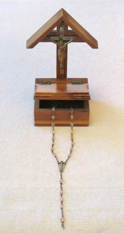Crucifix en bois avec coffre en bois et chapelet, années 1950 dans Art et objets de collection  à Ville de Québec - Image 2