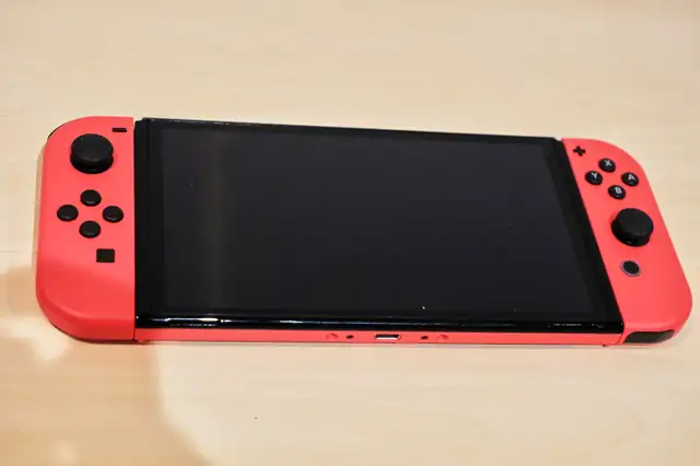 Nintendo Switch Oled (extra controller, 512gb sd card) in Nintendo Switch in Longueuil / South Shore - Image 2