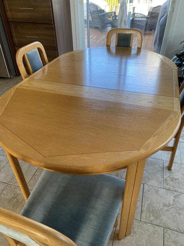 Ensemble table, chaises, buffet et console en chêne Dining Tables