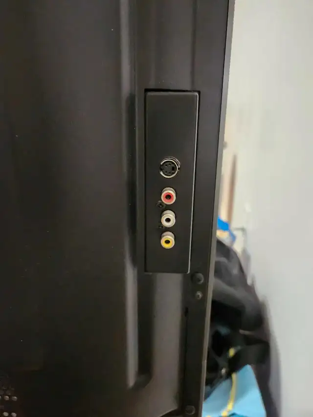 LG 42-inch Plasma TV with remote in TVs in Ottawa - Image 3