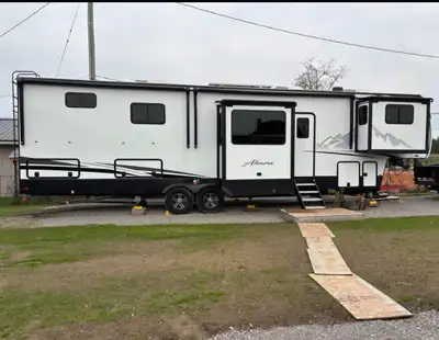 2023 Ahara fifth wheel. Sleeps 6. 2 pull out couches and king primary with ensuite. Laundry also. Mo...