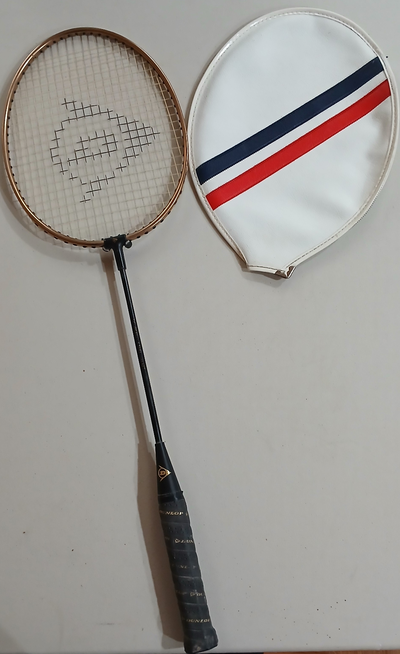10$ - raquette de Racquetball Dunlop Pro Shooter (sans étui0 10$ - raquette de Badminton Dunlop (ave...